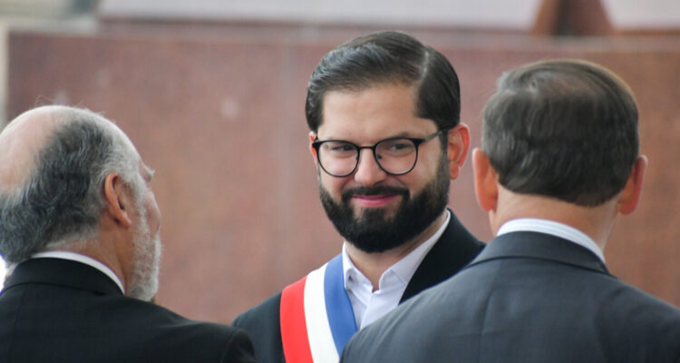 El regalo del diputado Ojeda que el presidente Boric declinó: una chapita de republicanos