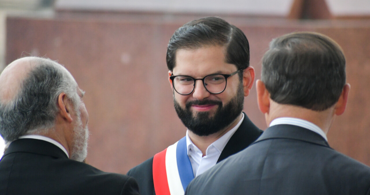El regalo del diputado Ojeda que el presidente Boric declinó: una chapita de republicanos