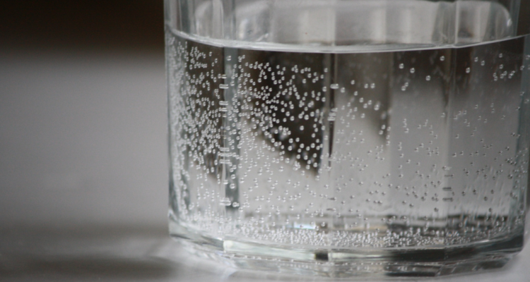 Las burbujas en vasos de agua tienen explicación científica