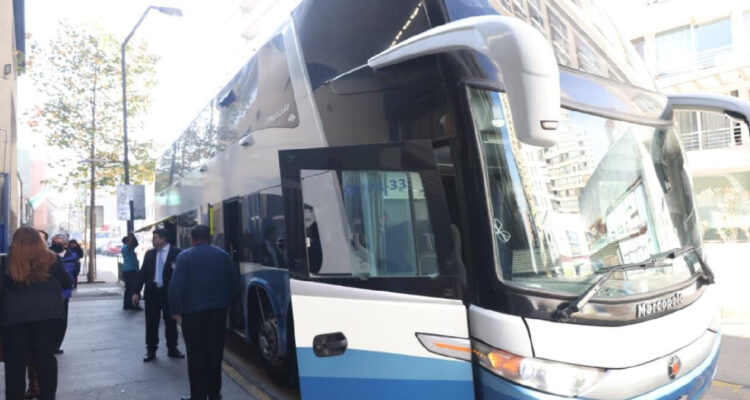 Interceptan bus con 53 migrantes irregulares en la RM: venía de Iquique con niños deshidratados