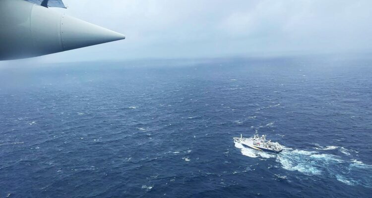 Un avión Hércules HC-130 sobrevolando la zona de búsqueda