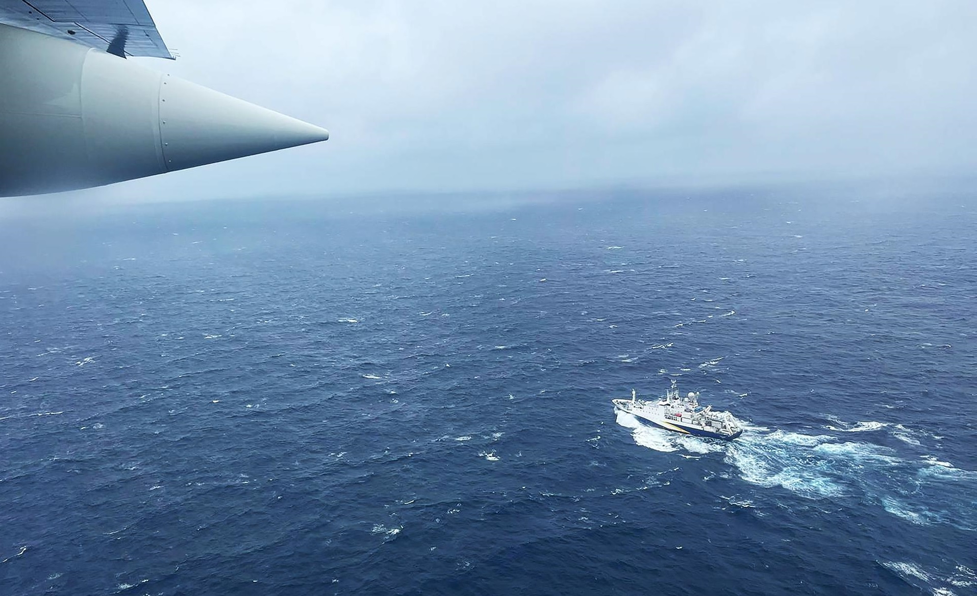 Un avión Hércules HC-130 sobrevolando la zona de búsqueda