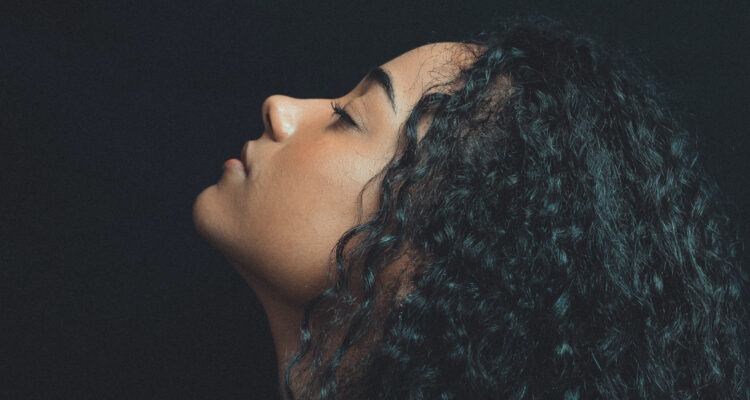 El cabello con rizos representó una ventaja evolutiva, clave por cuanto protegió nuestros cerebros y les permitió crecer.