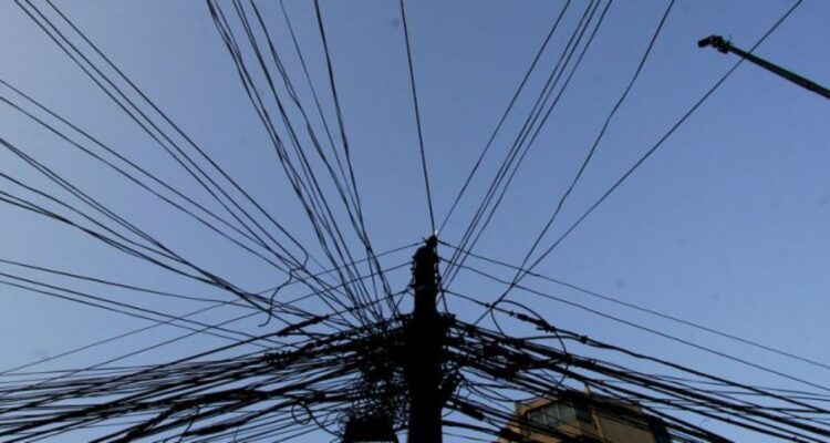 Se cansó: alcalde de Osorno anuncia que municipio prepara ordenanza para retirar cables en desuso