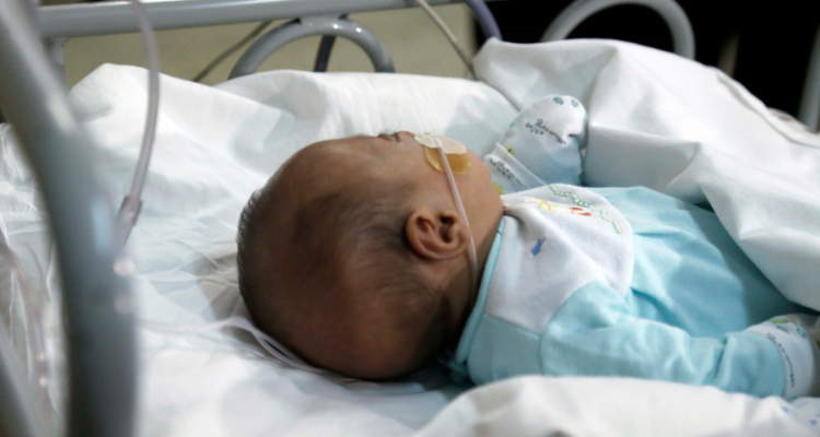 Bebé internado, camas uci pediatricas