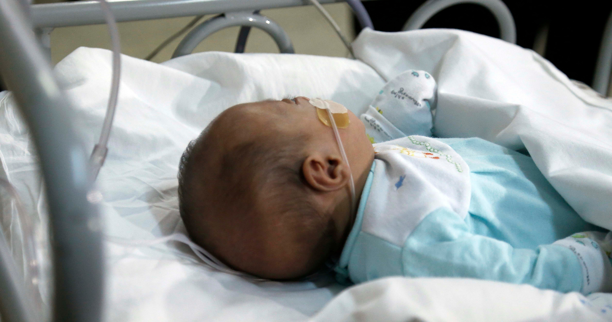Bebé internado, camas uci pediatricas