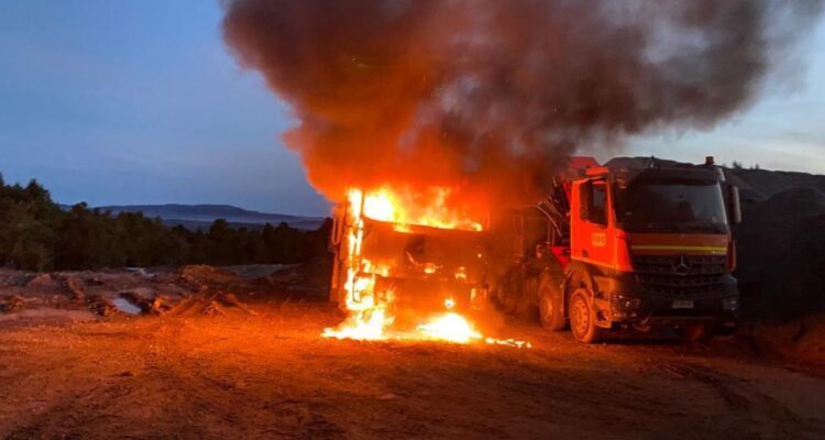 Gobierno expresa rechazo a ataque incendiario que destruyó 13 camiones en parque eólico en Los Ríos