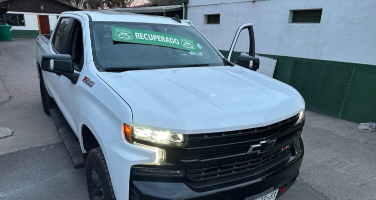 4 detenidos tras ser sorprendidos con camioneta robada en La Granja: les encontraron drogas y un arma