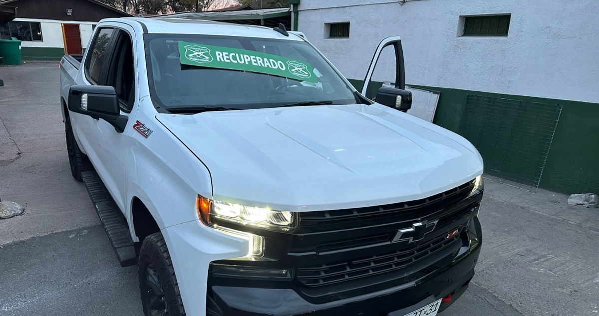 4 detenidos tras ser sorprendidos con camioneta robada en La Granja: les encontraron drogas y un arma