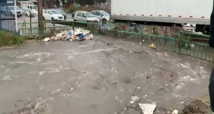 Lluvias provocan desbordamiento del canal Santa Marta en Maipú