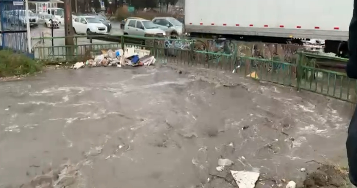 Lluvias provocan desbordamiento del canal Santa Marta en Maipú