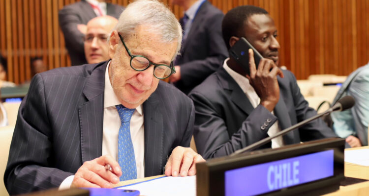 Canciller ofrece a Valparaíso como sede de tratado