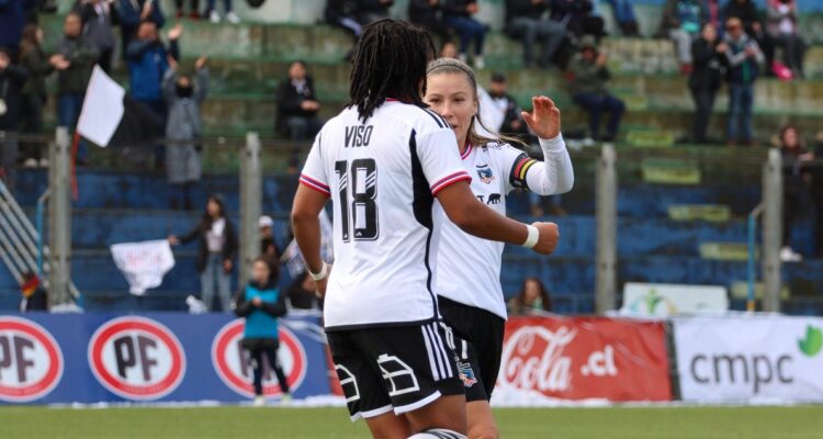 Yanara Aedo (capitana de Colo Colo) junto a Ysaura Viso.