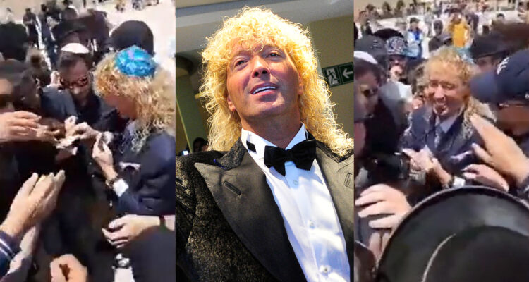 El millonario Leonardo Farkas repartiendo dinero en Jerusalén. Al centro, una foto del millonario en la entrada de una de sus fiestas.