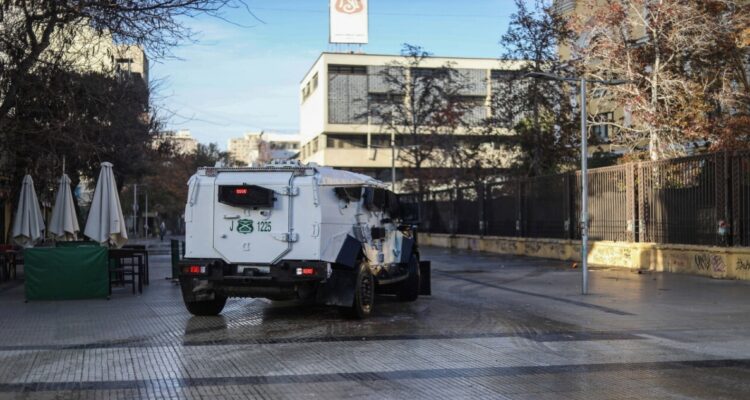 Carabineros denuncia que funcionario resultó herido por defender a mujer afuera del Instituto Nacional