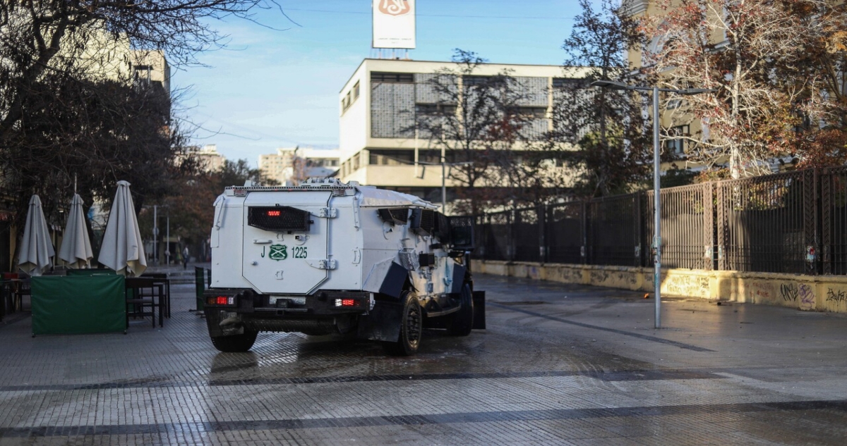 Carabineros denuncia que funcionario resultó herido por defender a mujer afuera del Instituto Nacional