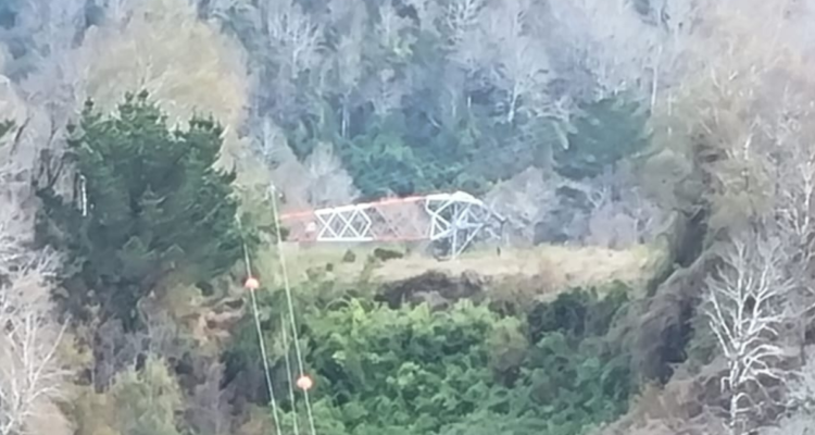 Carabineros investiga eventual derribo de torre de alta tensión en Arauco