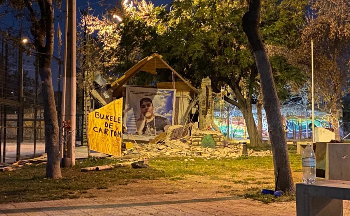 "Bukele de cartón": desarman "castillo narco" en Lo Espejo antes del inicio de demolición del Gobierno