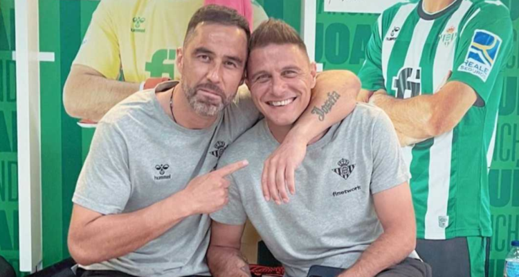 Claudio Bravo despide a Joaquín quien se retira del fútbol profesional.