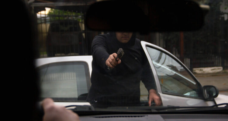 Chile lidera lista mundial entre quienes perciben mayor aumento de delincuencia en barrios según Ipsos