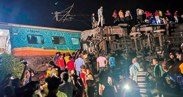 Suben a 120 los muertos y 800 heridos tras fatal choque de trenes en India