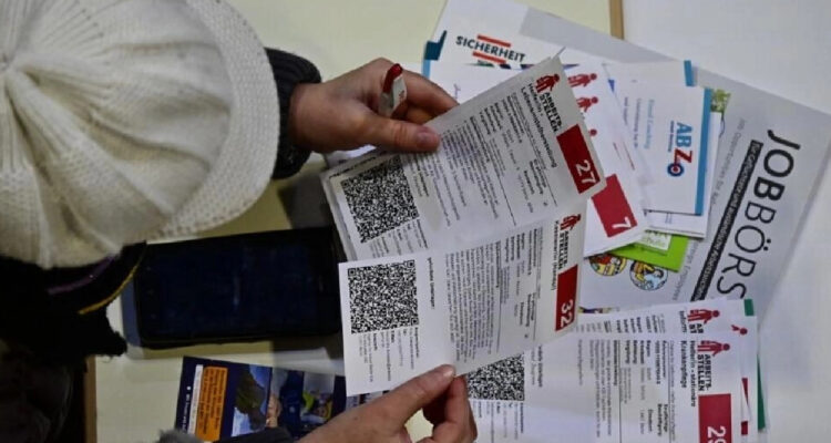 Mujer observando avisos en una oficina de empleo en Berlín