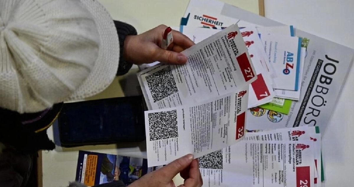 Mujer observando avisos en una oficina de empleo en Berlín