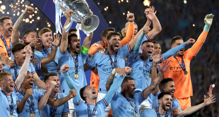 El capitán de Manchester City festeja el título de Champions League.