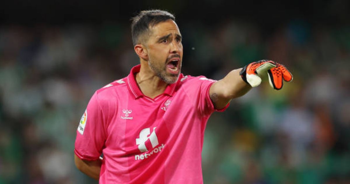 En España le ponen nota a Claudio Bravo por su temporada en Betis