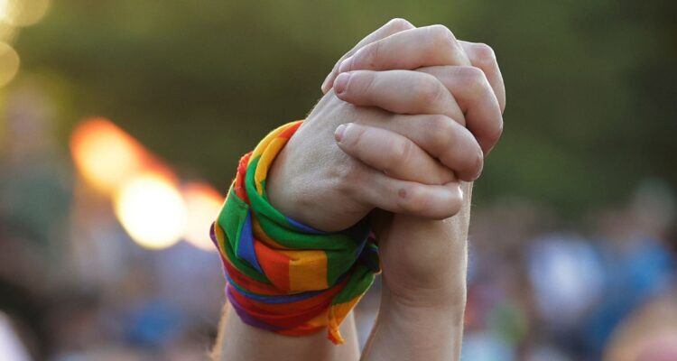 Ipsos: 66% de chilenos cree que parejas del mismo sexo son capaces de criar correctamente a un menor