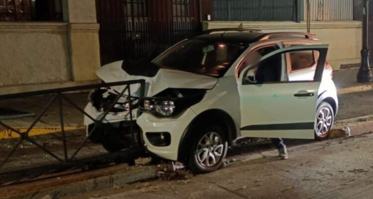 Detienen a conductor ebrio que arrasó con reja instalada afuera de un colegio en Providencia