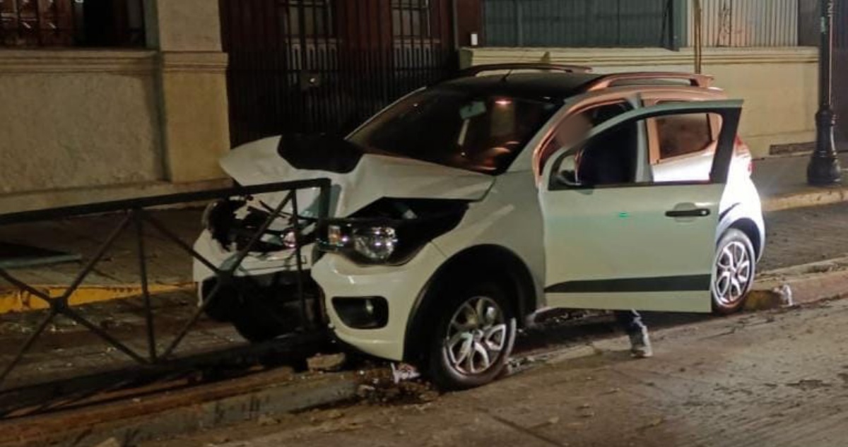 Detienen a conductor ebrio que arrasó con reja instalada afuera de un colegio en Providencia