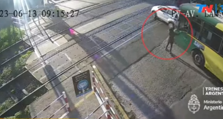 Registro del momento donde una conductora se slava por poco de ser impactada por un tren en Argentina