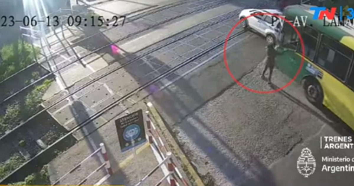 Registro del momento donde una conductora se slava por poco de ser impactada por un tren en Argentina