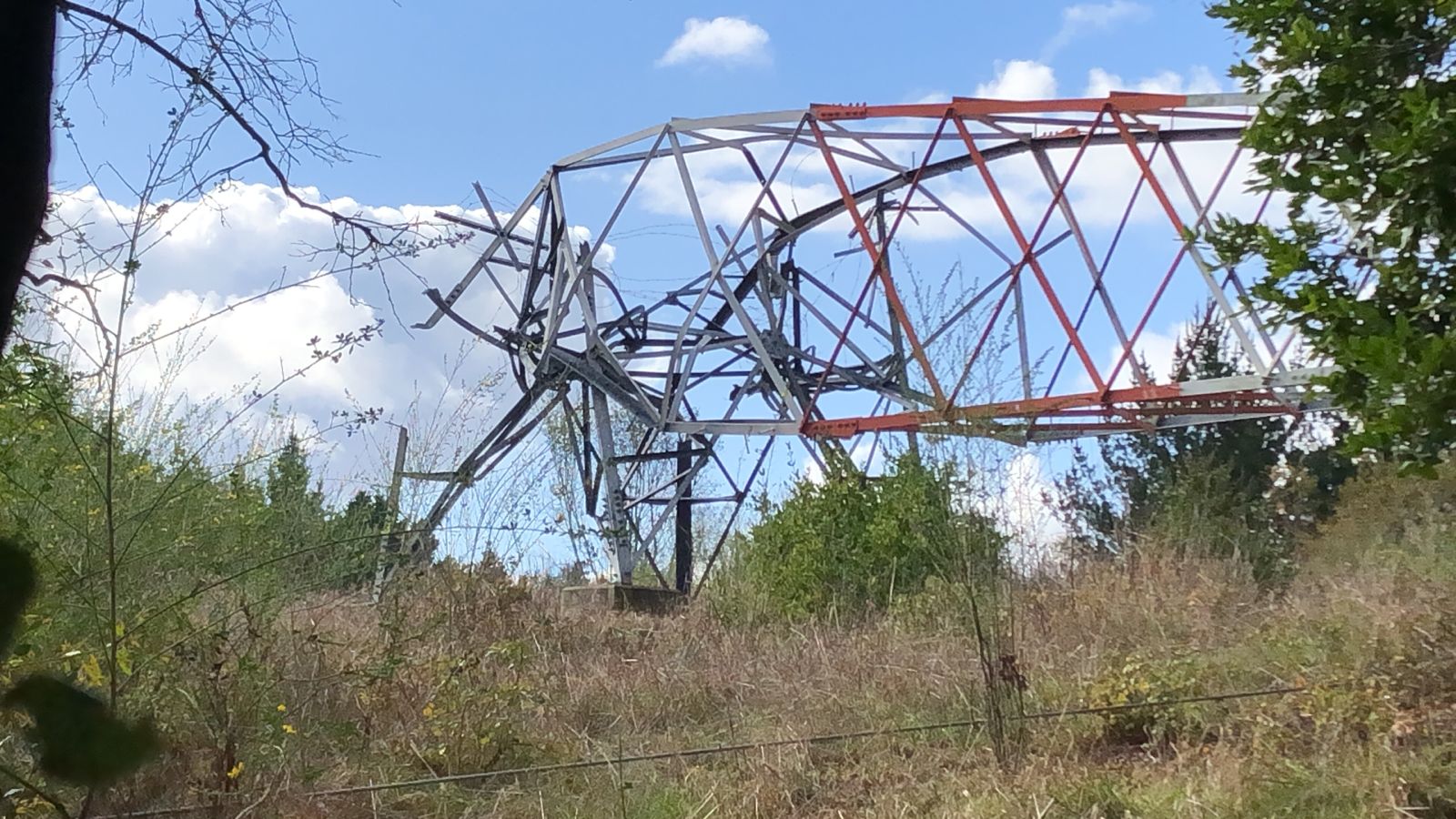 Confirman que torre de alta tensión fue derribada con explosivos en Arauco