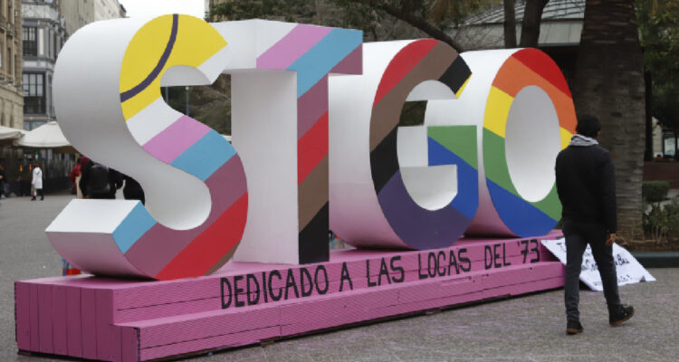 Letras volumétricas de Plaza de Armas de Santiago se pintan de color en el Día del Orgullo LGTB+
