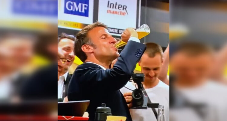 Video: Críticas a Macron en Francia por tomarse una cerveza al seco en 17 segundos