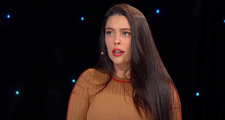 La panelista Daniela Aránguiz hablando en Zona de Estrellas.