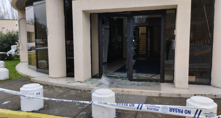 Delincuentes asaltan peaje en Autopista del Itata incendiaron un auto y cortaron ruta con miguelitos