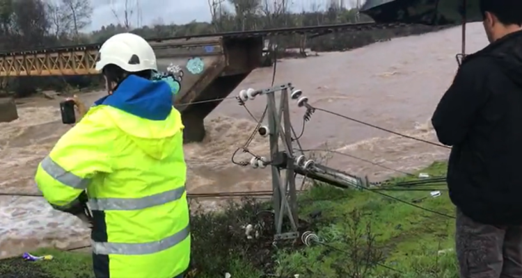 Desplome de parte del puente ferroviario Lircay en el Maule.