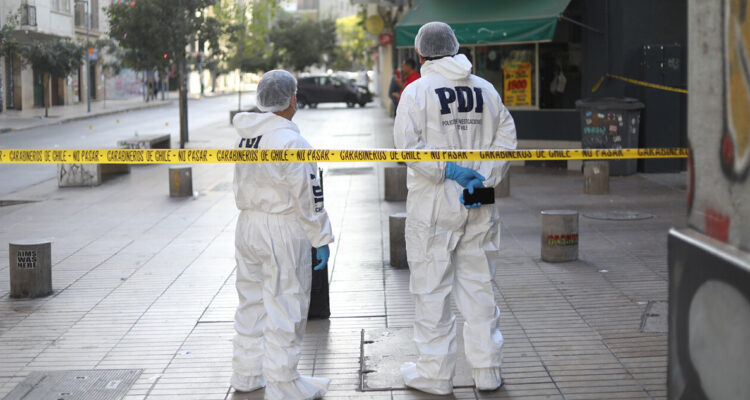 Detienen a presunto autor de asesinato de una mujer en botillería de Huechuraba