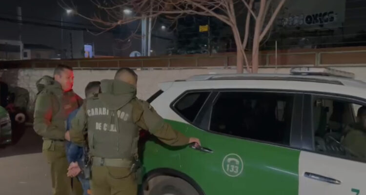 Mecánico de taller clandestino en La Cisterna es detenido mientras desmantelaba una camioneta robada