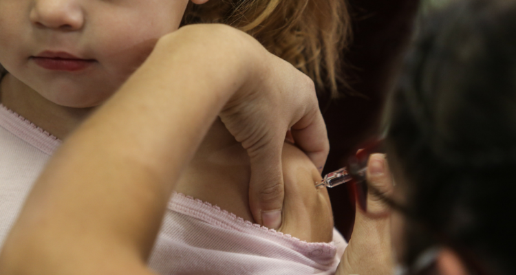 Los Lagos: autoridades llaman a no saltarse vacunas de lactantes ante aumento de virus respiratorios