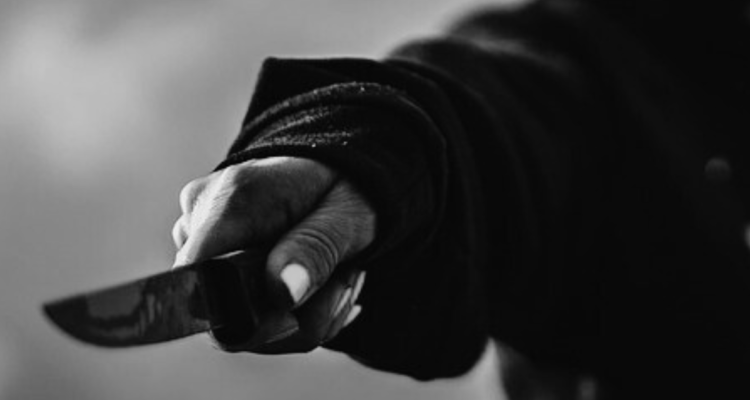 Mujer es brutalmente apuñalada en pleno centro de Castro: agresora fue detenida.