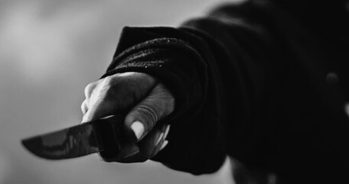 Mujer es brutalmente apuñalada en pleno centro de Castro: agresora fue detenida.