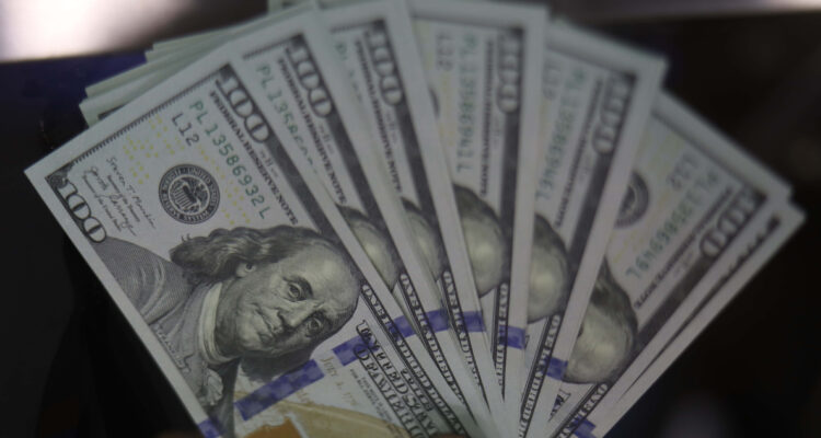Dólar cotiza en menos de $800 luego que se difundieran nuevos datos inflacionarios en Chile