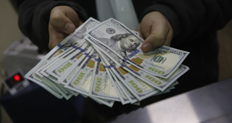 Dólar inicia la semana con mirada al alza y a la espera de más datos desde EEUU