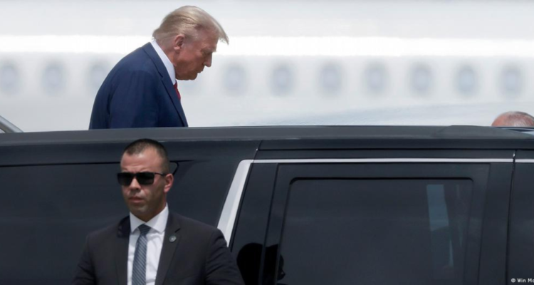 Donald Trump durante su llegada a Miami para comparecer ante el tribunal federal