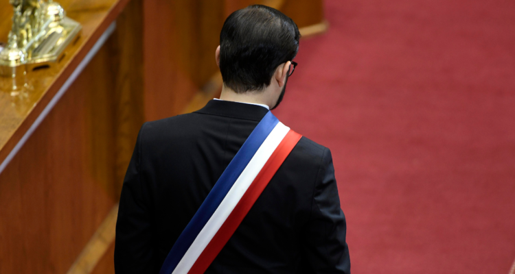 Presidente Gabriel Boric de espalda