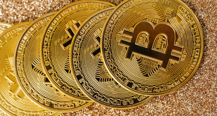 Varias monedas físicas con la forma de Bitcoin